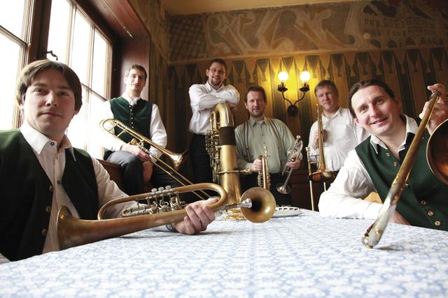 Beim Pfaffenhofener Biergartenfest spielen sieben Kapellen an fünf Tagen. Musikalischer Höhepunkt und Abschluss am Sonntag, den 19. August ab 17 Uhr: Die Münchener Salettlmusi. Die kraftvolle Blechkombo bietet Blasmusik auf höchstem Niveau. Bei den Wirts-hausmusikanten im Bayerischen Fernsehen waren sie ebenso umjubelte Gäste wie auf der „Oidn Wiesn“ des Oktoberfests. | Foto: Münchener Salettlmusi