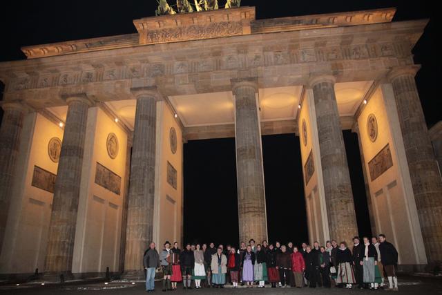 Berlinfahrer vor dem Brandenburger Tor