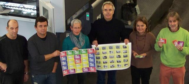 Frisch aus der Druckpresse: HALLERTAUER REGIOnalgeld. V.l.n.r.: Die Leistungsdrucker Manfred Schrödl und Bruno Nemazal, HALLERTAUER-Vorstand Anna-Elisabeth Mayr, Stadtarchivar Andreas Sauer und die HALLERTAUER-Vorstände Christa Radlmeier und Manfred"Mensch"Mayer.