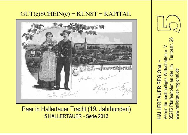 Paar in Hallertauer Tracht (19. Jahrhundert) 
Die Ansichtskarte aus dem ausgehenden 19. Jahrhundert zeigt eine Ansicht der Stadt Pfaffenhofen und ein Paar in der regional üblichen Tracht. Schon damals setzten erste Bestrebungen ein, die heimische Tracht bewusst zu pflegen, zu erhalten und zu Repräsentationszwecken nach außen zu tragen. Text A. Sauer