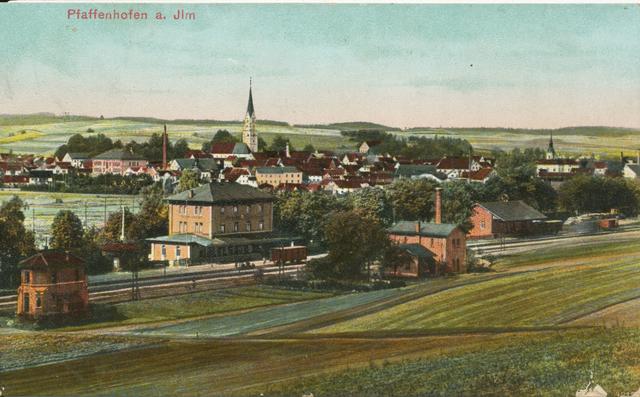 Blick auf Pfaffenhofen um 1910 mit den grünen Anlagen am Bahnhof und am Stadtrand