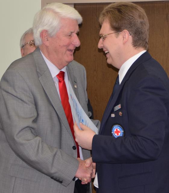 Roland Niedermeier gratuliert Georg Schmitt-Erhard