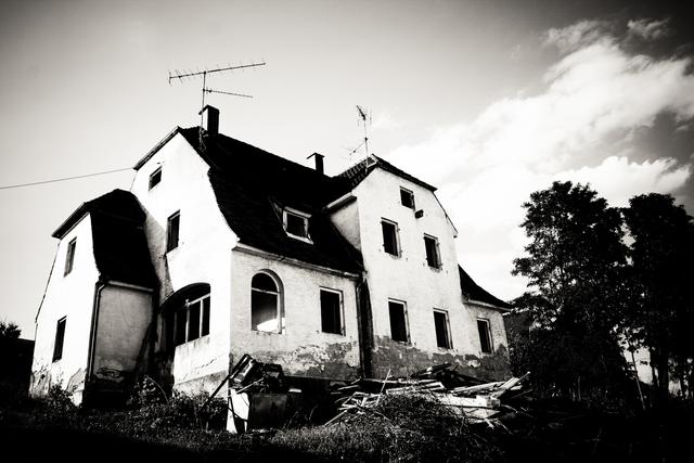 In seinen Schwarzweissfotografien huldigt Christian Spanheimer der Ästhetik des Verfalls.
