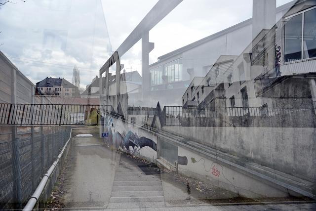 Clemens Fehringer beschreibt den Ist-Zustand des Herion-Geländes am 09. März 2013. Dabei präsentiert er die Wohnbebauung in einer großformatigen Panoramaaufnahme sowie in Mehrfachbelichtungstechnik, wo er verschiedene bebaute und unbebaute Flächen miteinander in Beziehung setzt.