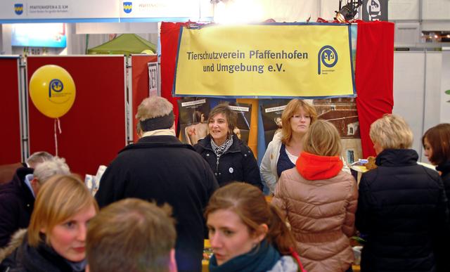 Viele interessante Gespräche mit Tierschützern gab es am Stand des Tierschutzvereins auf der Pfaffenhofener Messe