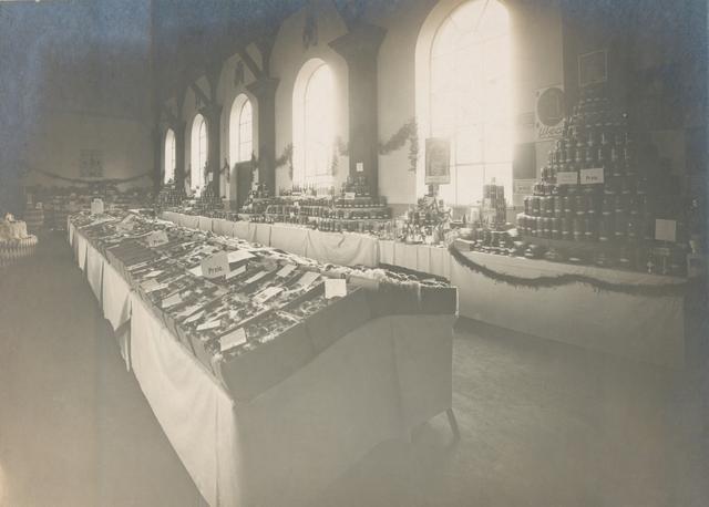 Blick über einige Stände der Gewerbeschau 1921