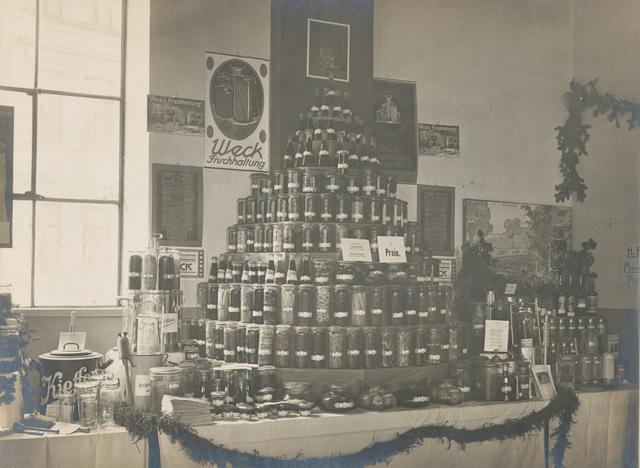 Ansprechend dekorierter Stand 1921