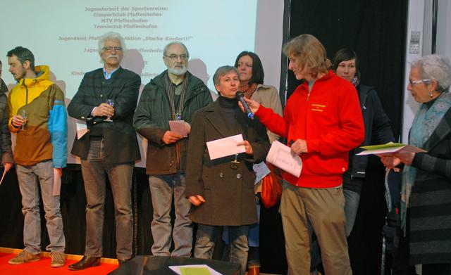 Vorstandsmitglied Annette Bergmaier nimmt auf der Bühne der "GutLeben.GutWohnen.2013" einen Förderpreis für den Tierschutzverein Pfaffenhofen  entgegen.