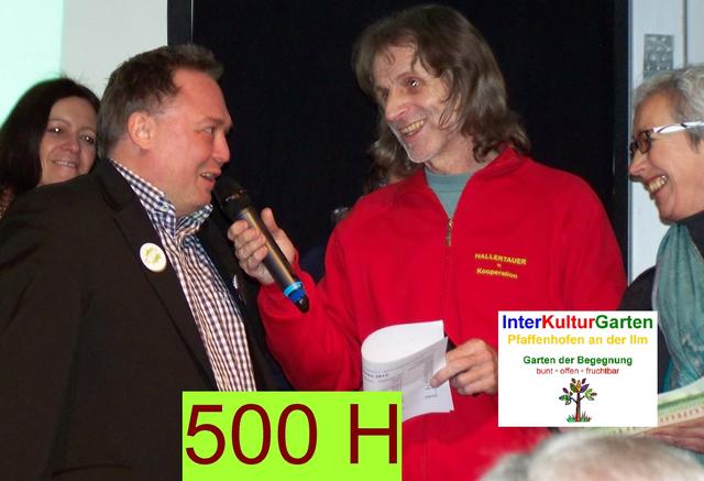 Markus Käser (Referent für Standortvermarktung, Wirtschaftsförderung und Bürgerdialog) nimmt symbolisch 500 HALLERTAUER für das Förderprojekt InterKulturGarten von den HALLERTAUER Vorständen Anna-Elisabeth Mayr Manfred"Mensch"Mayer entgegen.