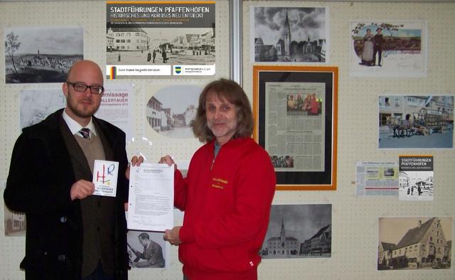 WSP ist neue HALLERTAUER-Akzeptanzstelle:
Matthias Scholz (li), Projektleiter der Wirtschafts- und Servicegesellschaft Pfaffenhofen, und HAL-LERTAUER-Vorstand Manfred“Mensch“Mayer besiegeln, dass in Zukunft alle von der WSP an-gebotenen Stadtführungen auch mit dem Regionalgeld HALLERTAUER bezahlt werden können.