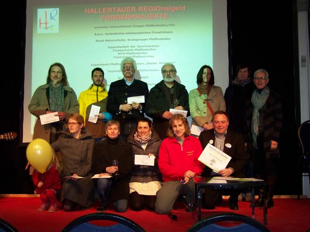 Gemeinwohlnetzwerk HALLERTAUER: H. v. l. n. r.: Klaus Stuhlreiter (Kindergartenfreunde Au), Matthias Stadler (Künstlerwerkstatt), Max Kainz (Bund Naturschutz), Manfred Büttner (amnesty international), Claudia Daniel (A.p.e.), Tatjana Bruzinski (Jugendparlament), Anna-Elisabeth Mayr (HALLERTAUER Vorstand). Vorne v.l.n.r.: Dorle Kopetzky (Kunstverein), Annette Bergmaier (Tierschutzverein), Arlett Seidel (mobile ev), Manfred"Mensch"Mayer (HALLERTAUER Vorstand) und Stadtrat Markus Käser.