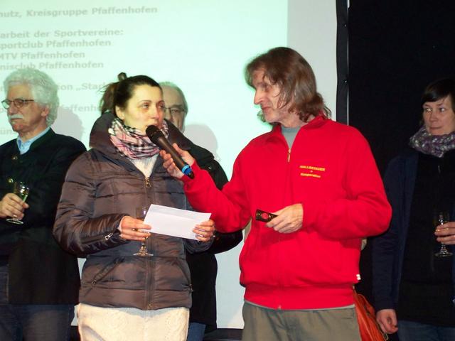 Arlett Seidel übernimmt für mobile ev das HALLERTAUER Fördergeld.