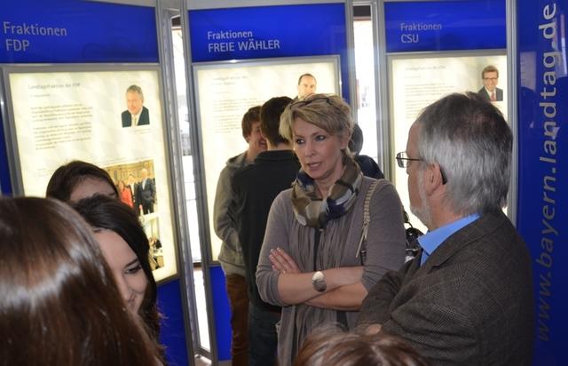 Besonders gelungen findet MdL Claudia Jung, dass versucht wird, viel Information mit möglichst wenig Text zu vermitteln.