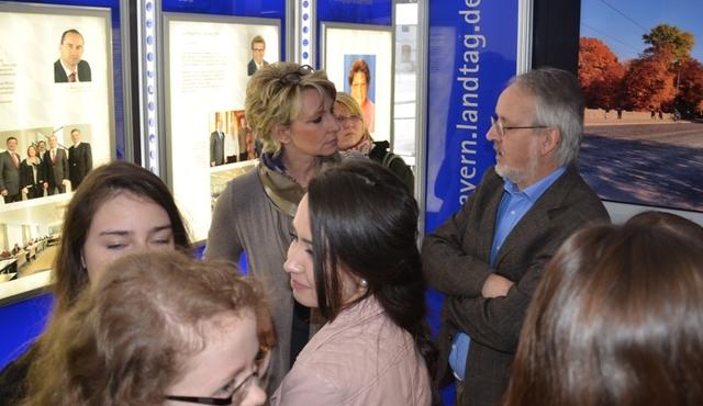 Claudia Jung, MdL: "Eine gelungene und interessante Ausstellung, die sozusagen den Landtag zu den Leuten bringt."  Besonders interessant ist die Schau freilich auch für die Schulen, die zum Beispiel im Rahmen des Sozialkunde-Unterrichts kommen.