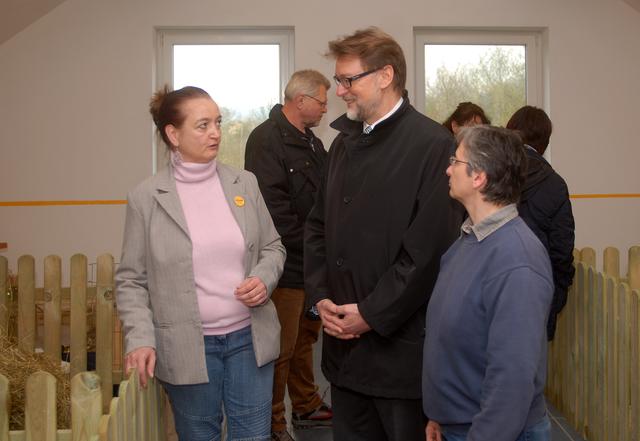 "Was gibt es Neues?" Landrat Martin Wolf ließ sich unter anderem die neuen, viel größeren Gehege unserer Kleintiere zeigen
