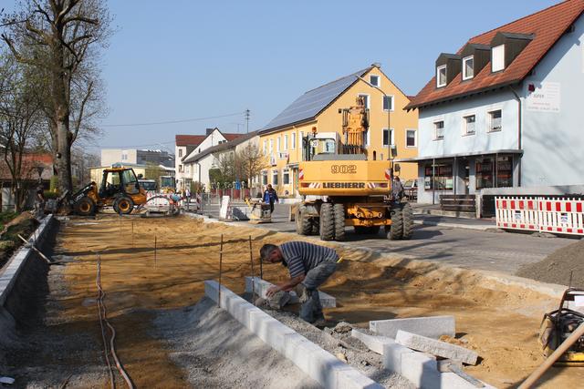 Der Ausbau der Scheyerer Straße macht sehr gute Fortschritte. Fotos: E. Steinbüchler