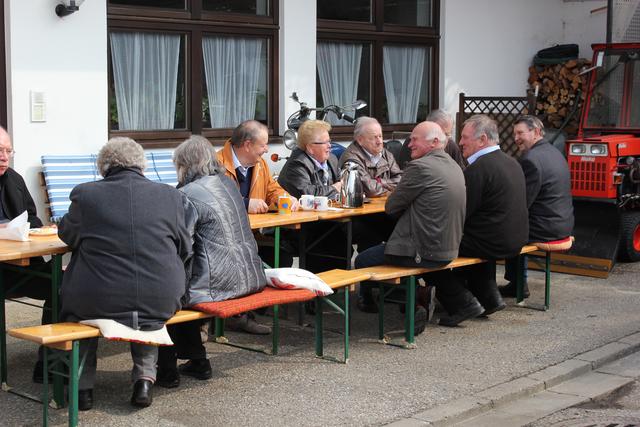 Angeregte Gespräche bei Kaffee und Kuchen.