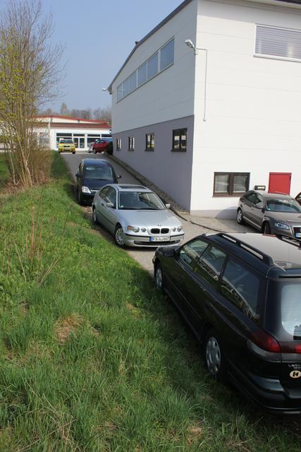 Weitere Fahrzeuge auf der Zufahrt.