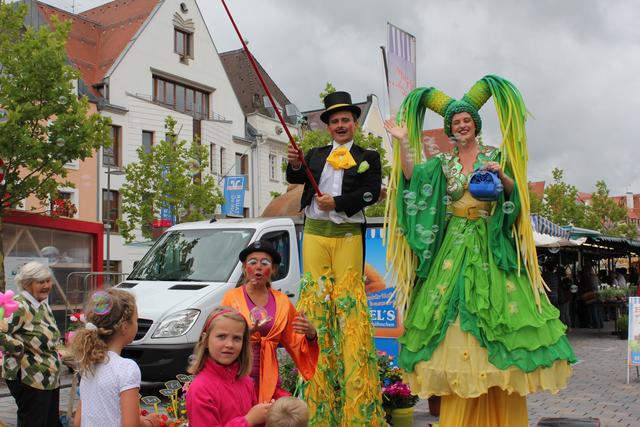Am Samstag, 8. Juni lassen die Münchner Moritäterinnen in stilvollen Kostümen, Urgroßvaters Zeiten wieder aufleben. Schon im letzten Jahr begeisterten die Sänger mit ihrer klangvollen Handdrehorgel, den handgemalten Moritatentafeln und ihren Kenntnissen von den alten Texte und Melodien die Besucher des Wochenmarktes.