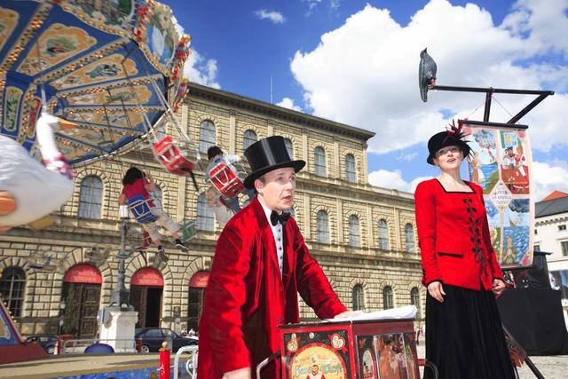 Am Samstag, 8. Juni lassen die Münchner Moritäterinnen in stilvollen Kostümen, Urgroßvaters Zeiten wieder aufleben. Schon im letzten Jahr begeisterten die Sänger mit ihrer klangvollen Handdrehorgel, den handgemalten Moritatentafeln und ihren Kenntnissen von den alten Texte und Melodien die Besucher des Wochenmarktes.