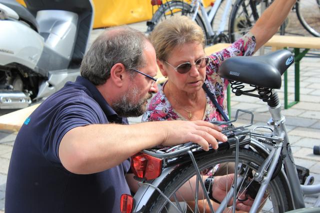 Auch das Fahrradfachgeschäft ZweiRad Kratzer bietet diesen Sommer wieder einen kostenlosen Licht- und Bremsencheck auf dem Hauptplatz an. Am 15. Juni kann jeder mit seinem Fahrrad zum Pavillon des Radgeschäftes kommen und sein Rad fachgerecht inspizieren lassen