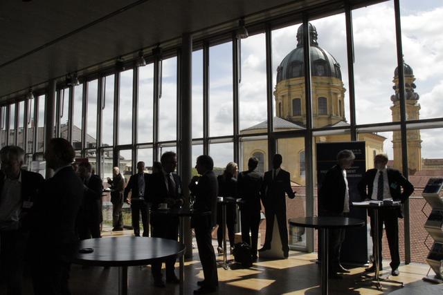 Mit Aussicht auf die Theatinerkirche trafen sich rund 130 Teilnehmer der Immobilienwirtschaft, Landkreisen und Kommunen auf dem 1. Metropolregionen-Dialog in München.