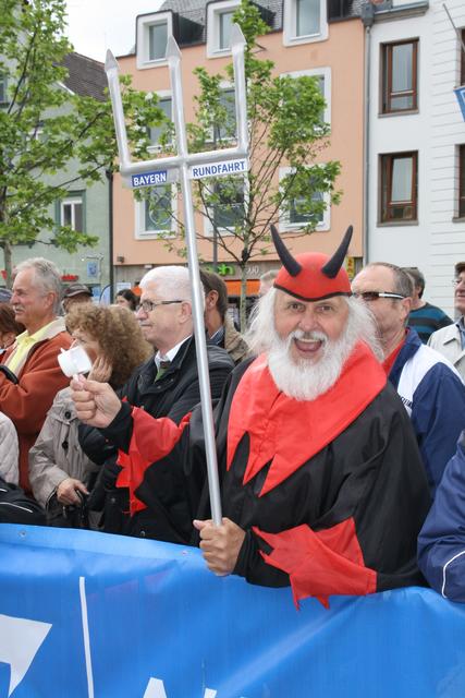 Der Tour-Teufel durfte beim Start in Pfaffenhofen nicht fehlen und verreitet unter den Zuschauern gute  Laune.