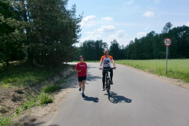 Läufer/Radfahrerteam unterwegs in Polen