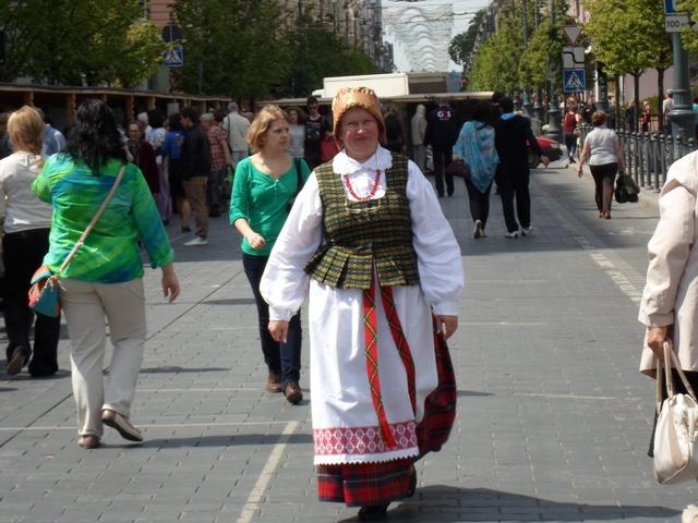 Frau in litauischer Tracht anläßlich des Internationalen Folklorefestival "Skamba skamba kankliai"