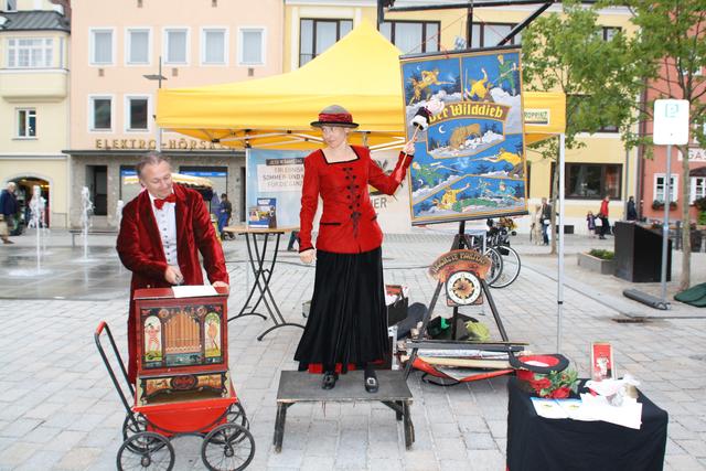Schon im letzten Jahr begeisterten die Münchner Moritäterinnen mit ihrer klangvollen Handdrehorgel, den handgemalten Moritatentafeln und ihren Kenntnissen von den alten Texten und Melodien die Besucher des Wochenmarktes.