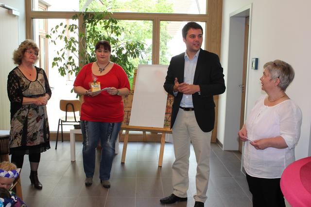 Bei der Eröffnung der neuen Kinderkrippe in der Kita Arche Noah (von links):  Erzieherin Brigitte Homm, Kita-Leiterin Silke Ritter, Bürgermeister Thomas Herker und AWO-Mitarbeiterin Marianne Kummerer-Beck.