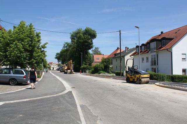 Die Asphaltierungsarbeiten im ersten Bauabschnitt  der Scheyerer Straße sind fast beendet. Ab Montag, 17. Juni, kann das Teilstück zwischen Quellengasse und Niederscheyerer Straße für den Verkehr freigegeben werden. Foto: F. Maier
