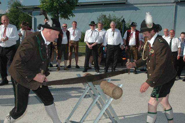 Durchsägen des traditionellen Holzscheits