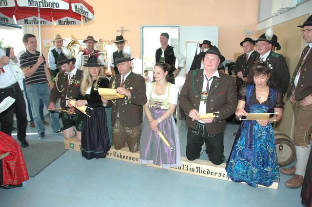 Von links nach rechts: 1. Bgm. und Schirmherr Thomas Herker, 1. Sportleiter Erich Halmich, 1. Sektionsschützenmeisterin und 2. Schützenmeisterin Gerlinde Reisner, 1. Schützenmeister Manfred Schweigard, Fahnenbraut Sandra Fritz, Fähnrich Franz Müller und Fahnenmutter Silvia Halmich.