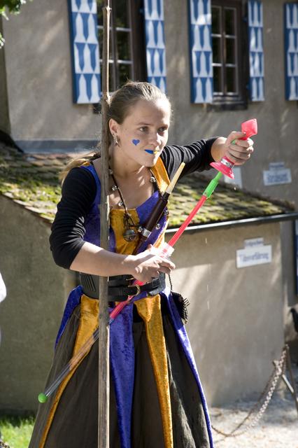 Bestes Amüsement garantiert am 29. Juni das Künstler-Duo Fantômes des Flammes aus Augsburg, wenn sie in Gestalt zweier Narren die Besucher durch Jonglage, Seifenblasen und lustige Fehltritte unterhalten.