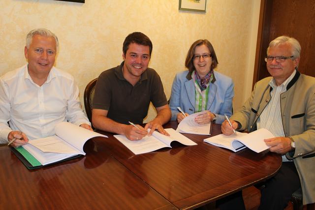 Sie haben den  Notarvertrag unterzeichnet (von links): Peter Schimpf vom Paritätischen Wohlfahrtsverband,  Bürgermeister Thomas Herker sowie Monika Fuchs und Helmut Schleich von der Bayernland Sozialimmobilien GmbH der Firmengruppe Schleich & Haberl