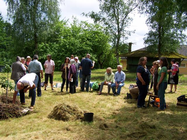 22.06.2013: InterKulturGarten Pfaffenhofen an Ilm: 1. offizielle Pflanzung: Nach der Anpflanzung lässt sich's gut unterhalten und mit einem Gläschen anstoßen.