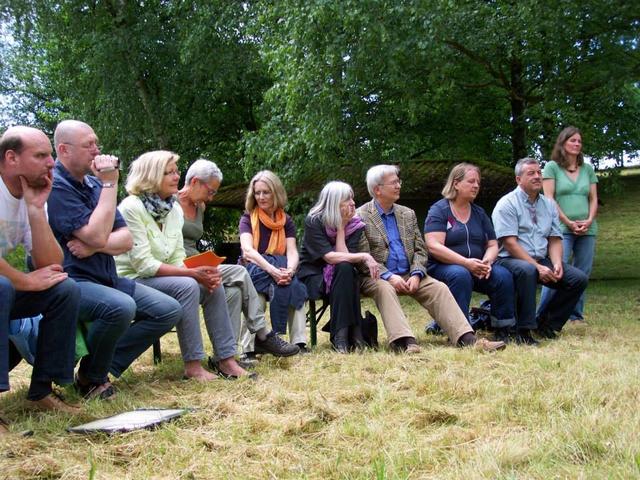 22.06.2013: InterKulturGarten Pfaffenhofen an Ilm: 1. offizielle Pflanzung: Korbiniansapfelbaum: V.l.n.r. Günter Merkl, Markus Pfeiffer, Anni Platz, Anna-Elisabeth Mayr, Carine Raskin-Sander, Bärbel Ruckhäberle, Bernd Duschner, Almuth Rönner, Rudolf Koppold und Karin Sedlmeier.