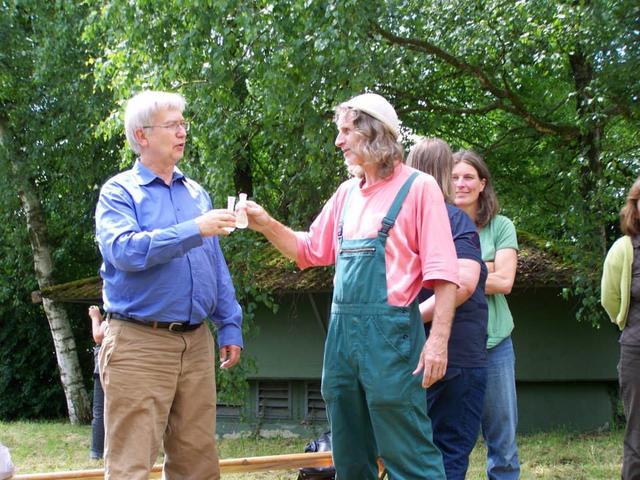 22.06.2013: InterKulturGarten Pfaffenhofen an Ilm: 1. offizielle Pflanzung: Nach der Anpflanzung lässt sich's gut mit Hopfensecco anstoßen. Bernd Duschner, Friedensbewegung und 1. Vorsitzender von Freundschaft mit Valjevo e. V. und Manfred"Mensch"Mayer.
