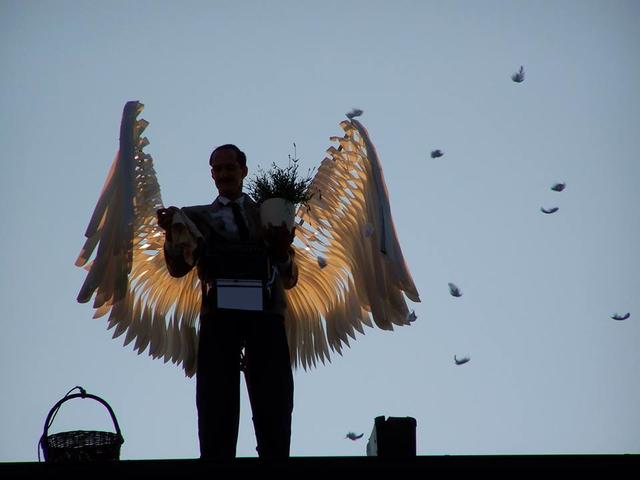 22.06.2013: InterKulturGarten Pfaffenhofen an Ilm: Kaum ist 1. offizielle Pflanzung des Korbiniansapfelbaum beendet, da erscheinen doch tatsächlich Engel! Der von Joseph Maria Lutz landet auf dem Dach vom Haus der Begegnung.