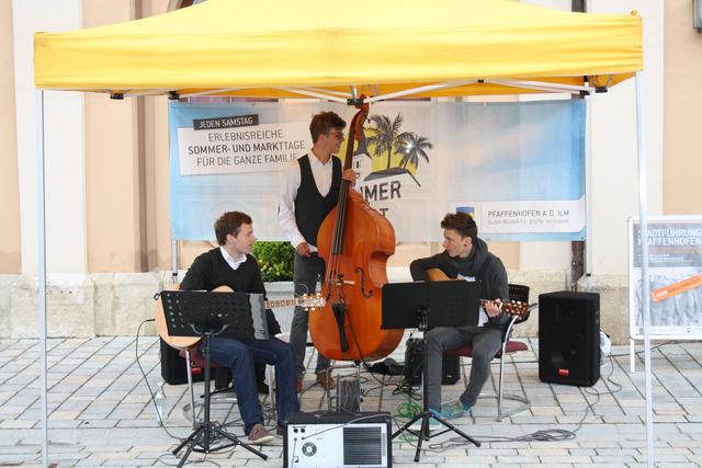 Die Gipsy-Band Trio Tzigane leitete den Sommer in der Stadt am 1. Juni mit lässigem Zigeuner Jazz ein. Trotz des unbeständigen Wetters erfreuten sich viele Besucher über die angenehmen Klänge der drei Jungs aus Aichach.