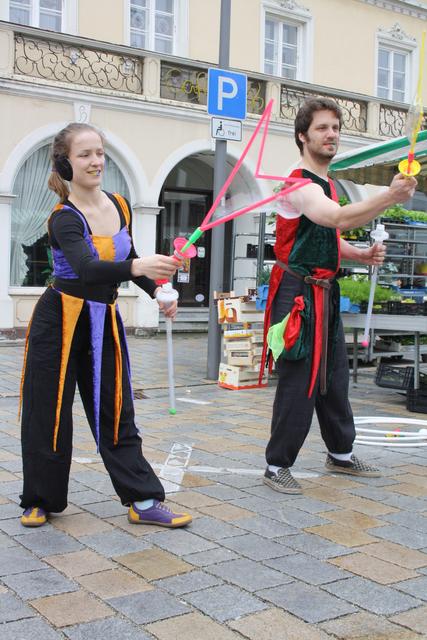 Für bestes Amüsement sorgteam 29. Juni das Künstler-Duo Fantômes des Flammes aus Augsburg, als sie in Gestalt zweier Narren die Besucher durch Jonglage, Seifenblasen und lustige Fehltritte unterhielten.