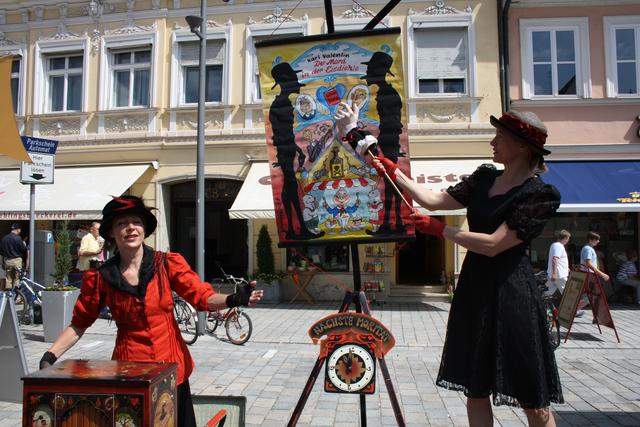 Eine Reise durch die Zeit konnte man am Samstag, 8. Juni machen, als die Münchner Moritäterinnen Pfaffenhofen besuchten.
