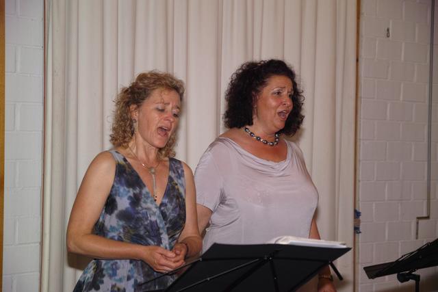 Judith Spindler (links) und Simone Brückner überzeugten mit ihrer ausdrucksstarken und stimmkräftigen Interpretation der Lieder- und Arien vor den Senioren. Immer wieder rissen die beiden Solisten die Gäste zu Beifallsstürmen hin.