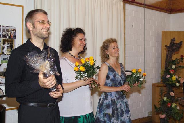 Judith Spindler (Mitte) und Simone Brückner überzeugten mit ihrer ausdrucksstarken und stimmkräftigen Interpretation der Lieder- und Arien vor den Senioren, begleitet wurden beide vom Pianisten Max Hanft. Immer wieder rissen die beiden Solisten die Gäste zu Beifallsstürmen hin
