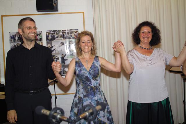 Judith Spindler (Mitte) und Simone Brückner überzeugten mit ihrer ausdrucksstarken und stimmkräftigen Interpretation der Lieder- und Arien vor den Senioren, begleitet wurden beide vom Pianisten Max Hanft. Immer wieder rissen die beiden Solisten die Gäste zu Beifallsstürmen hin