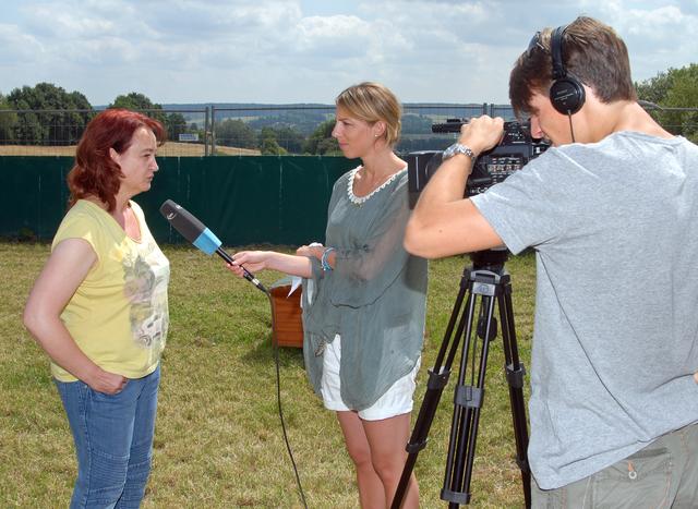 Die Vorsitzende des Tierschutzvereins Pfaffenhofen und Umgebung, Manuela Braunmüller und intv-Reporterin Natalie Wiesenberger