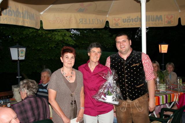 Lily Egert (m.) wurde aus der Vorstandschaft verabschiedet, in der sie jahrelang mitgearbeitet hatte. Bei der jüngsten Generalversammlung hatte sie nicht mehr kandidiert.