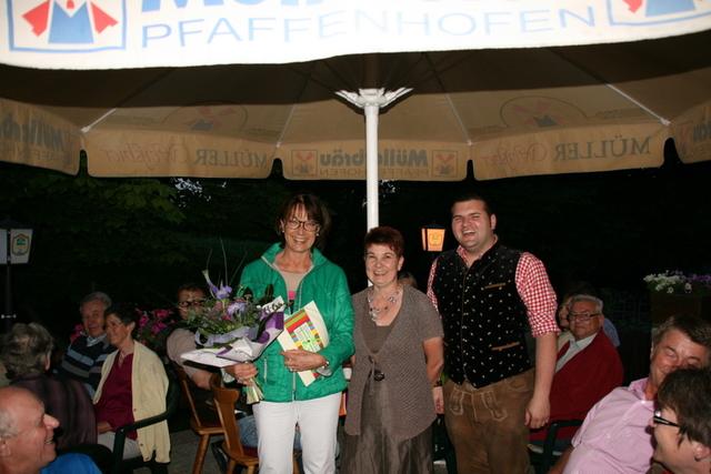 Gisela Förster (li.) wurde als aktive Sängerin verabschiedet. Nach über 33 Jahren aktivem Singen zieht Sie im Herbst in ihre Geburtsstadt zurück und kann deshalb nicht mehr aktiv mitsingen.