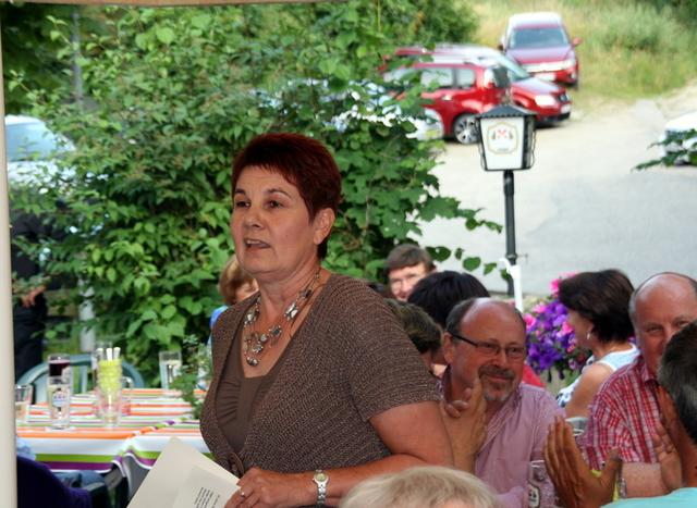 Gabi Thurner, erste Vorsitzende der Liedertafel, begrüßt alle Sängerinnen und Sänger, passive Mitglieder und Freunde